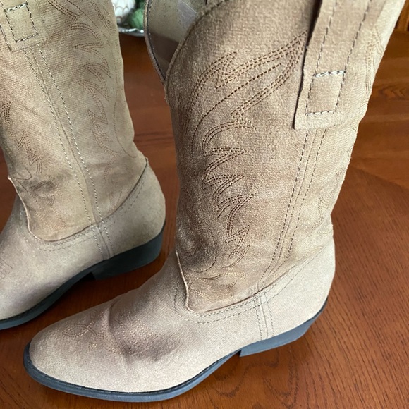 Rampage tan cowboy Boots - Picture 9 of 11